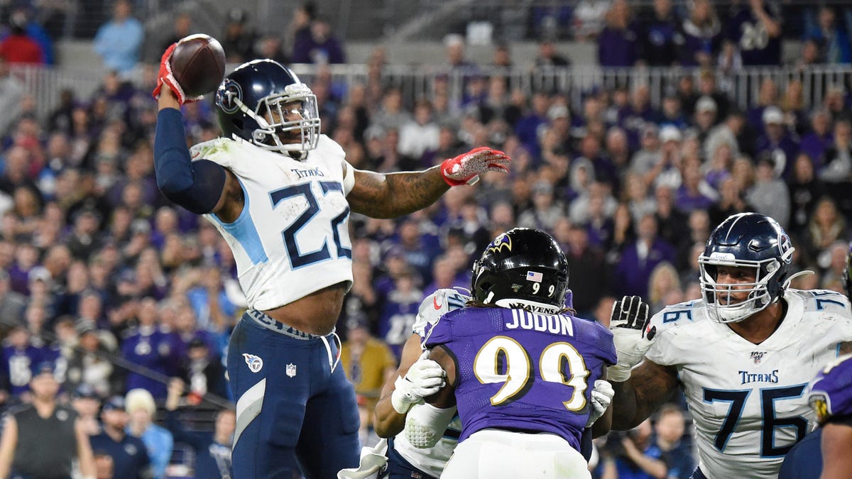 Derrick Henry throws playoff touchdown