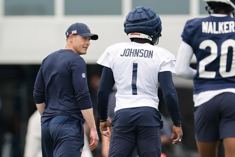 LAKE FOREST, ILLINOIS - JUNE 03: Head coach Ben Johnson of the Chicago Bears talks with Jaylon Johnson #1 during Chicago Bears OTA Offseason Workout at Halas Hall on June 03, 2025 in Lake Forest, Illinois. (Photo by Michael Reaves/Getty Images)