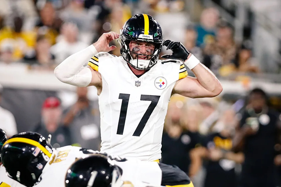 Aug 9, 2025; Jacksonville, Florida, USA; Pittsburgh Steelers quarterback Skylar Thompson (17) changes a play at the line of scrimmage against the Jacksonville Jaguars during a preseason game at EverBank Stadium. Mandatory Credit: Travis Register-Imagn Images