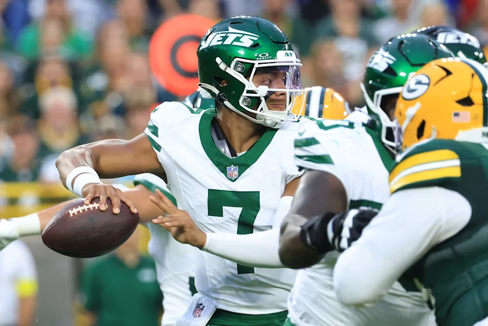 GREEN BAY, WISCONSIN - AUGUST 09: Justin Fields #7 of the New York Jets throws a pass during the first quarter against the Green Bay Packers during the NFL Preseason 2025 game at Lambeau Field on August 09, 2025 in Green Bay, Wisconsin. (Photo by Justin Casterline/Getty Images)