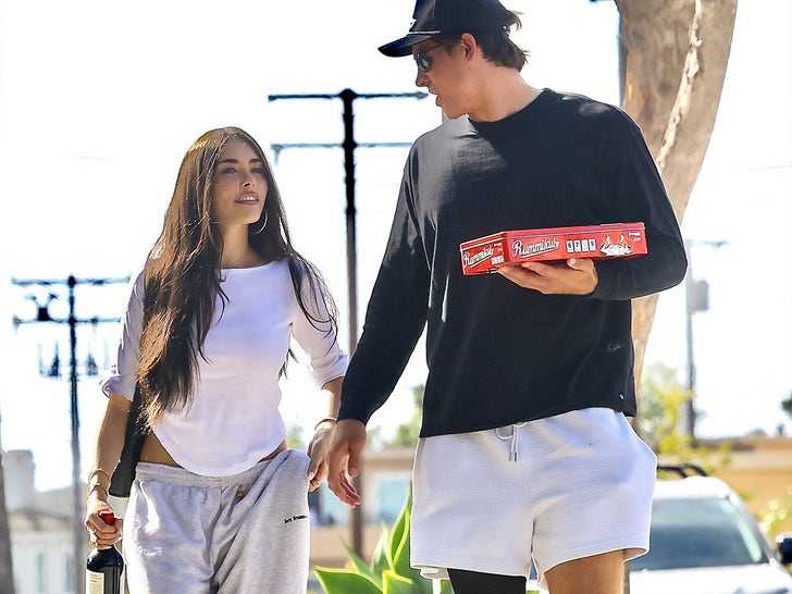 0825-Madison-Beer-Justin-Herbert-Link-Up-Pals-Pad-Daring-Rumos-Sub3
