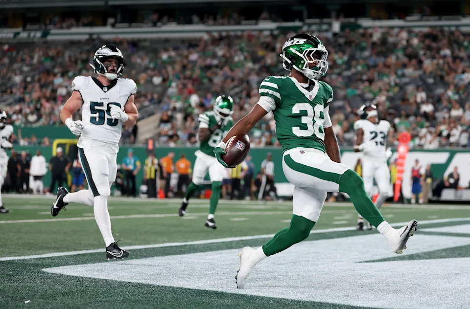 EAST RUTHERFORD, NEW JERSEY - AUGUST 22: Lawrance Toafili #38 of the New York Jets scores a touchdown as Chance Campbell #59 of the Philadelphia Eagles defends during the NFL Preseason 2025 game between Philadelphia Eagles and New York Jets at MetLife Stadium on August 22, 2025 in East Rutherford, New Jersey. The Philadelphia Eagles defeated the New York Jets 19-17. (Photo by Elsa/Getty Images)