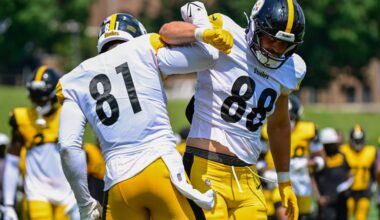 Steelers Star TE Leaves Practice with Injury