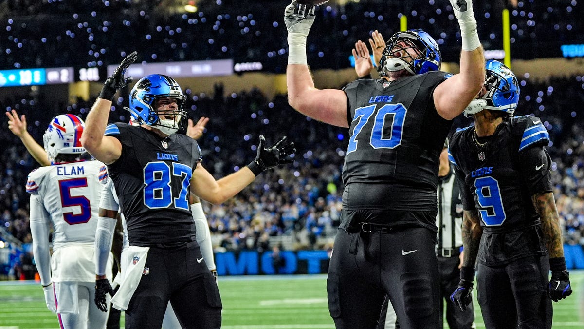 Detroit Lions re-sign Dan Skipper, 14 others to practice squad