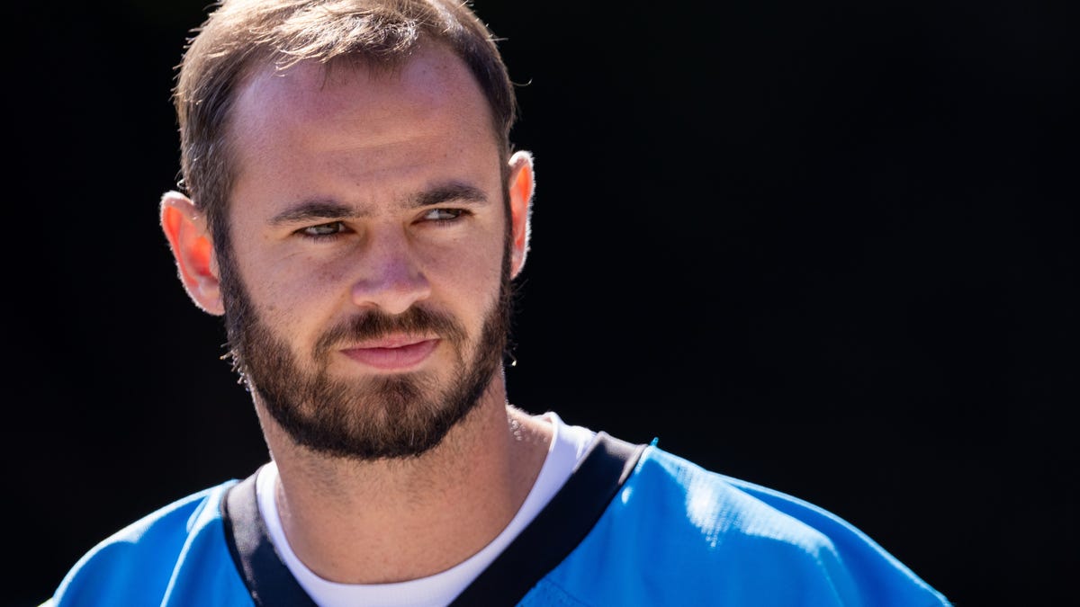 Hunter Renfrow re-signs with the Carolina Panthers