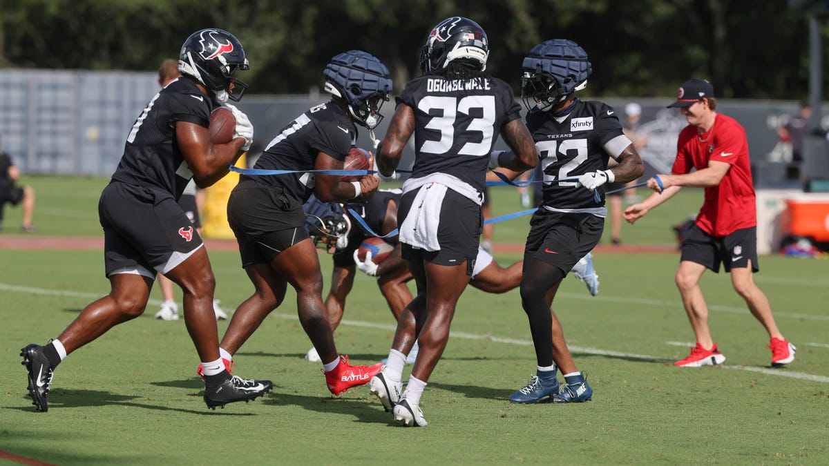 Texans' offense struggles once more against elite defense in drills