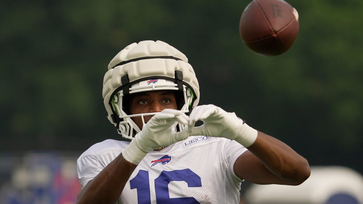 Cardinals place WR Trishton Jackson on IR, sign WR Kelly Akharaiyi