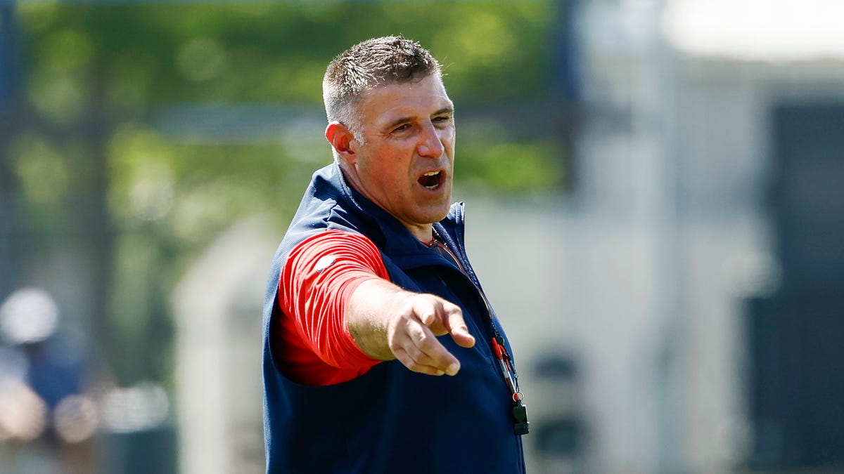 TreVeyon Henderson block leads to bloodied Patriots coach Mike Vrabel
