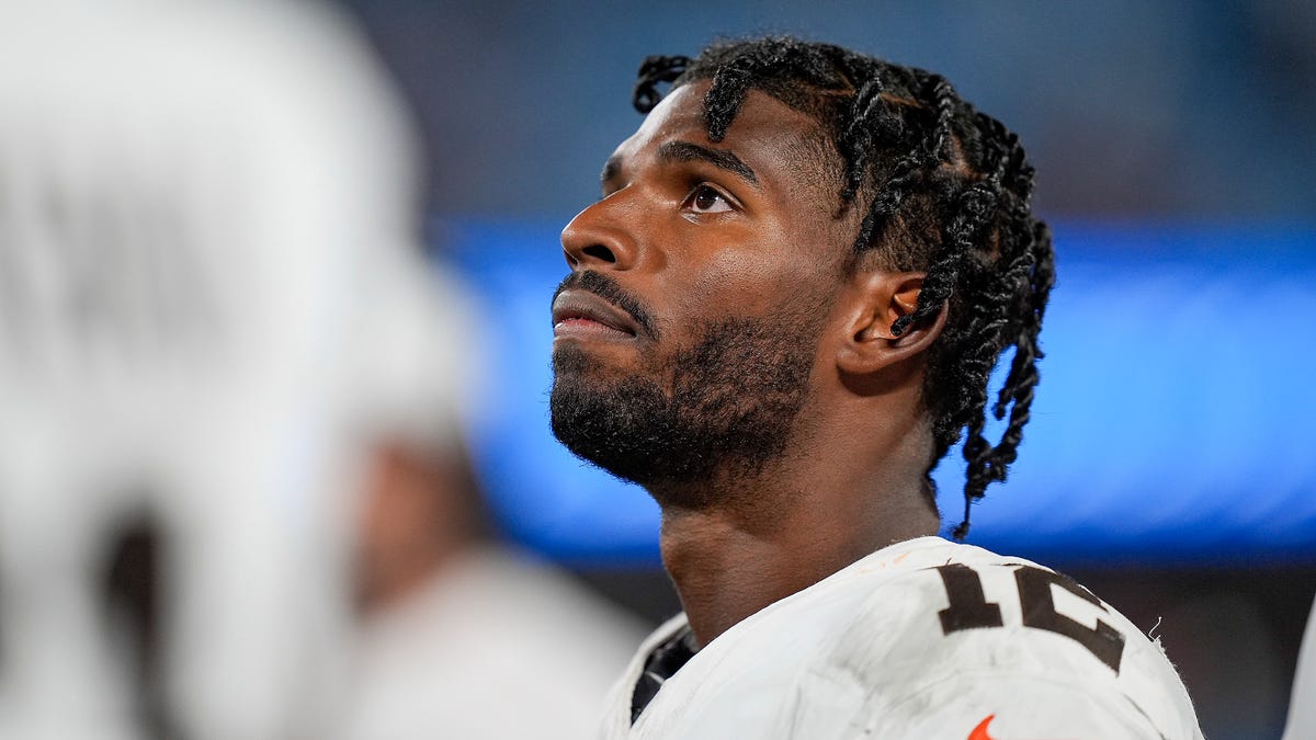 Shedeur Sanders confronts reporter following debut vs. Panthers