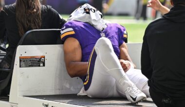 Vikings WR hurts left knee against Texans