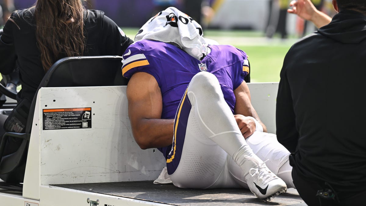 Vikings WR hurts left knee against Texans