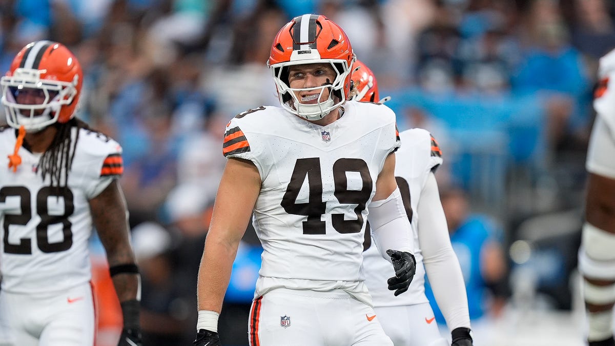 Carson Schwesinger proves to be star vs. Panthers