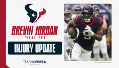 Texans TE Brevin Jordan carted off with knee injury at practice