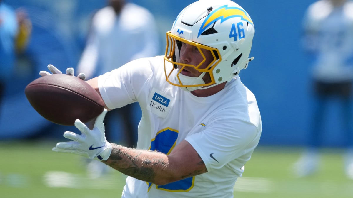 LA signs TE McCallan Castles, waive another TE