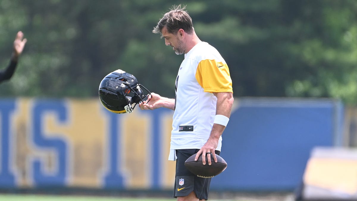 Steelers QB explains why he hates new helmet