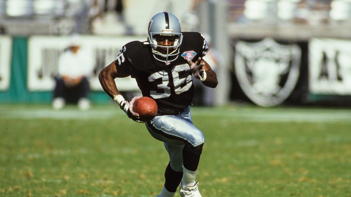 Former Vol lights Al Davis Memorial Torch ahead of NFL preseason game