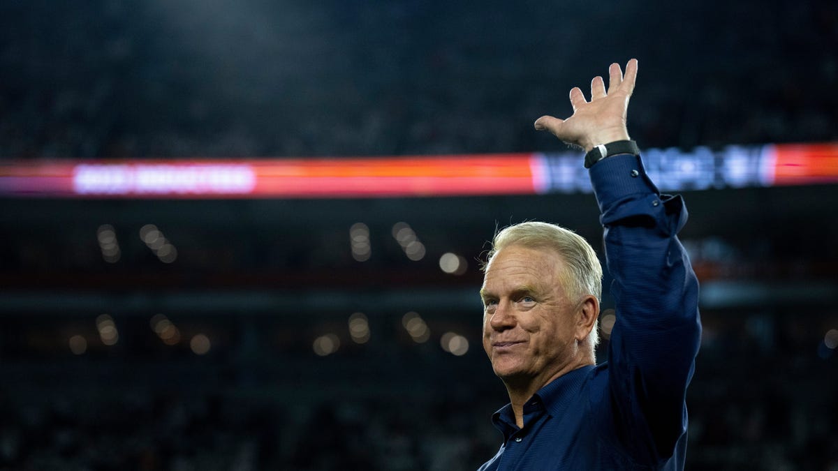 Bengals expect Boomer Esiason to pay for hotel ahead of ceremony
