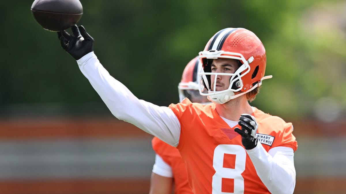 Browns trading Kenny Pickett to Raiders