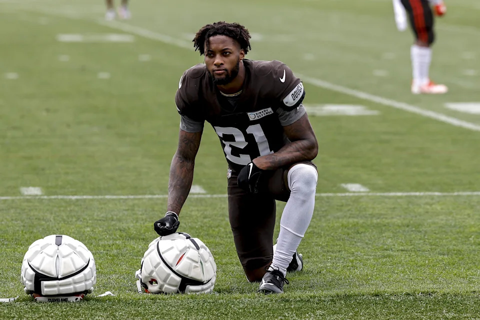 CHARLOTTE, NORTH CAROLINA – AUGUST 08: Quarterback Shedeur Sanders #12 of the Cleveland Browns reacts at the line of scrimmage in the first half during the NFL Preseason 2025 game against the Carolina Panthers at Bank of America Stadium on August 08, 2025 in Charlotte, North Carolina. (Photo by Jared C. Tilton/Getty Images) | Jeff Lange / USA TODAY NETWORK via Imagn Images