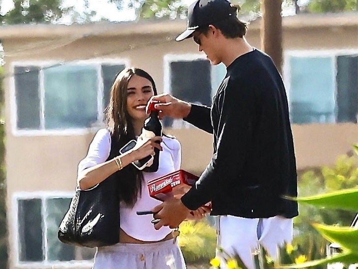 0825-Madison-Beer-Justin-Herbert-Link-Up-Pals-Pad-Daring-Rumos-Sub1