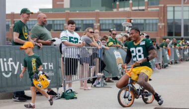 FILE - Green Bay Packers' linebacker Isaiah Simmons rides a bike to practice at the team's NFL football training camp, Wednesday, July 23, 2025, in Green Bay, Wis. (AP Photo/Matt Ludtke, File)