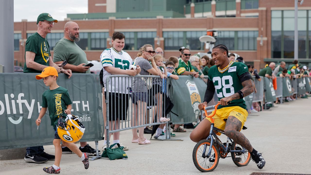 FILE - Green Bay Packers' linebacker Isaiah Simmons rides a bike to practice at the team's NFL football training camp, Wednesday, July 23, 2025, in Green Bay, Wis. (AP Photo/Matt Ludtke, File)
