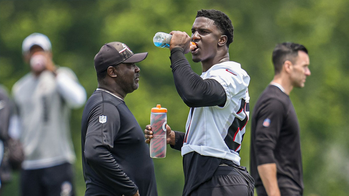 Atlanta Falcons linebacker James Pearce Jr. (27) takes a drink on the field during Minicamp practice at Children's Healthcare of Atlanta Training Ground.