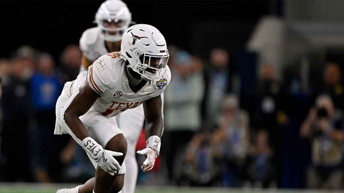 Texas Longhorns linebacker Colin Simmons (11) in action during the game between the Texas Longhorns and the Ohio State Buckeyes at AT&T Stadium.