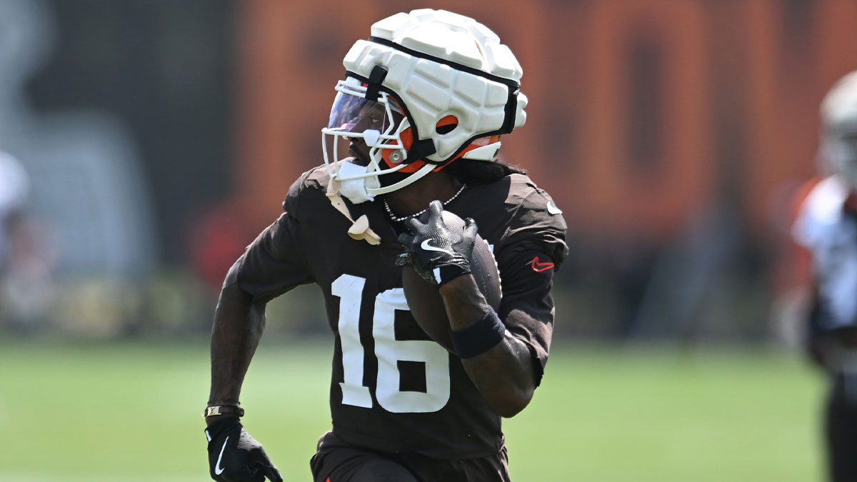 Cleveland Browns wide receiver Diontae Johnson (16) runs with the ball during training camp at CrossCountry Mortgage Campus.
