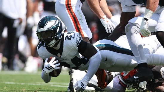 Philadelphia Eagles safety Andrew Mukuba (24) recovers a fumble against the Cleveland Browns during the second quarter at Lincoln Financial Field.(Bill Streicher-Imagn Images via Reuters Connect)
