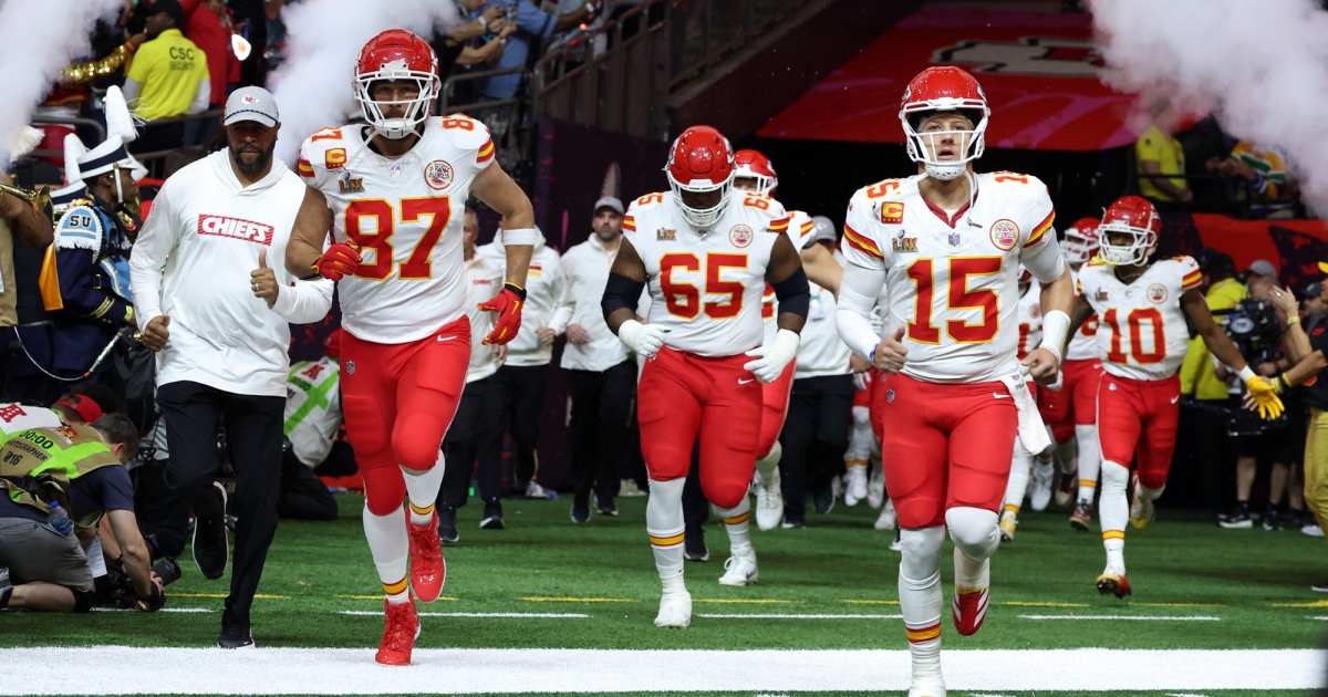Travis Kelce and Chiefs Are Confused About The Summer I Turned Pretty