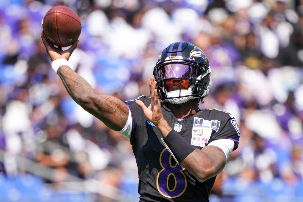 Baltimore Ravens quarterback Lamar Jackson (8) passes to a teammate during the team’s training camp at M&T Bank Stadium in Baltimore, Md. on Sunday, August 3, 2025.