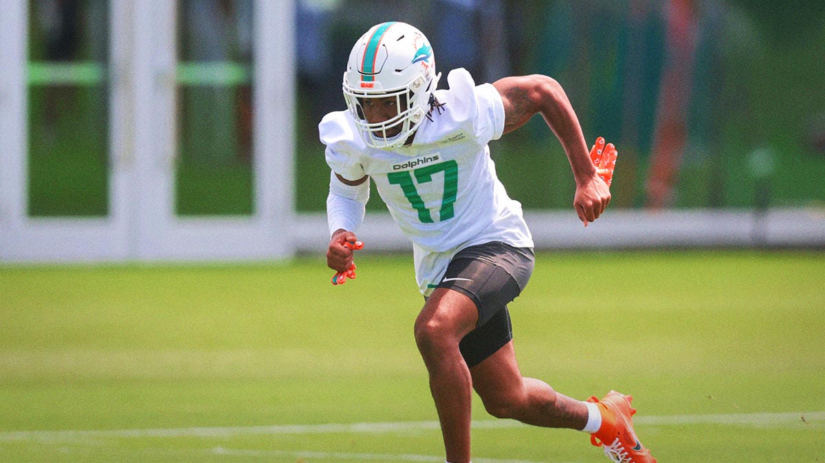 Miami Dolphins wide receiver Jaylen Waddle (17) practices during mandatory minicamp at Hard Rock Stadium.