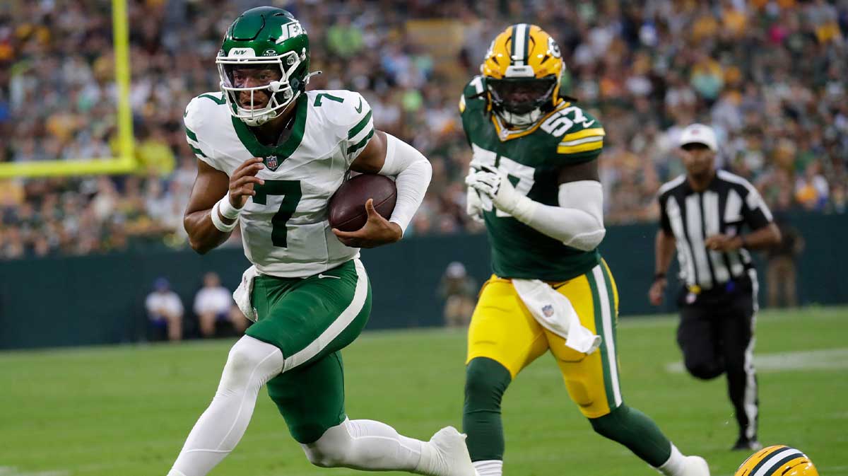 New York Jets quarterback Justin Fields (7) breaks away for a touchdown run against Green Bay Packers cornerback Keisean Nixon (25) during their football game Saturday, August 9, 2025, at Lambeau Field in Green Bay, Wisconsin.