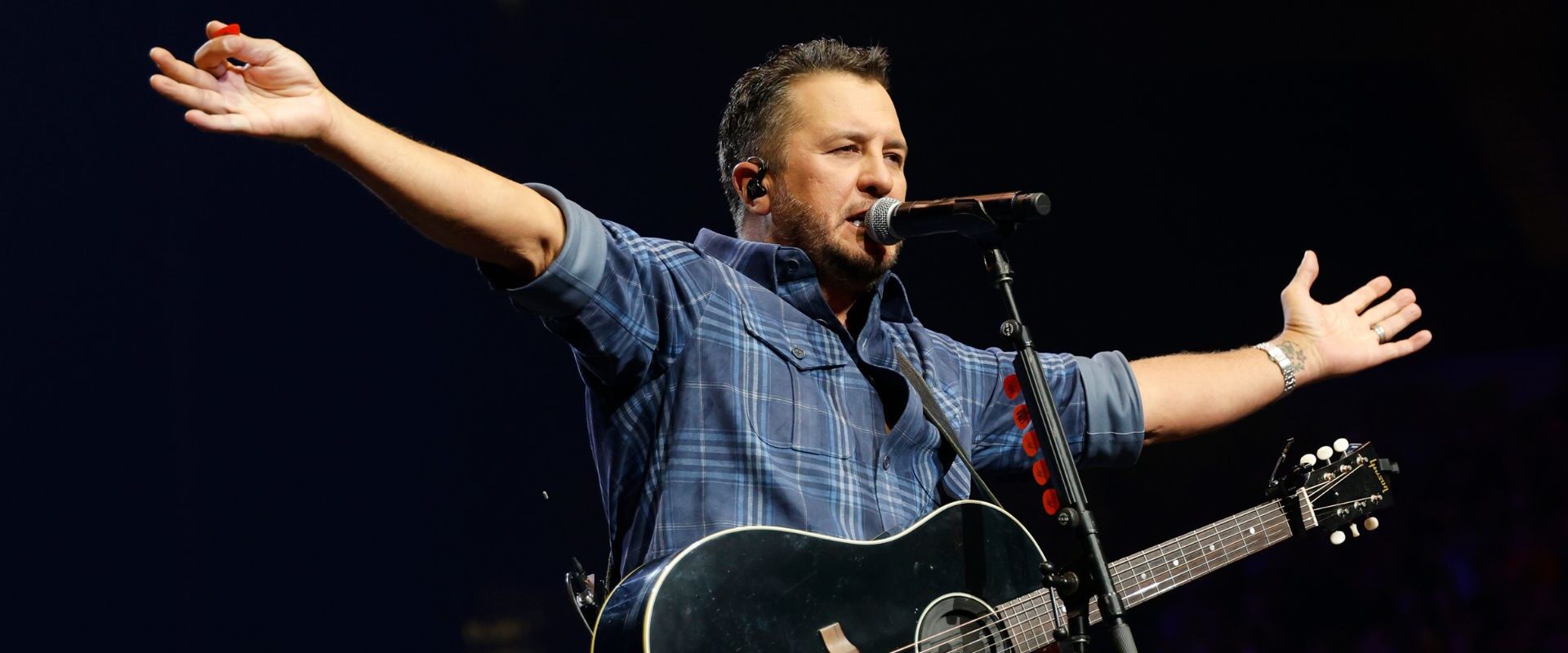 Luke Bryan Gets New England Audience Good With Tom Brady Prank: "That Was So Wrong"