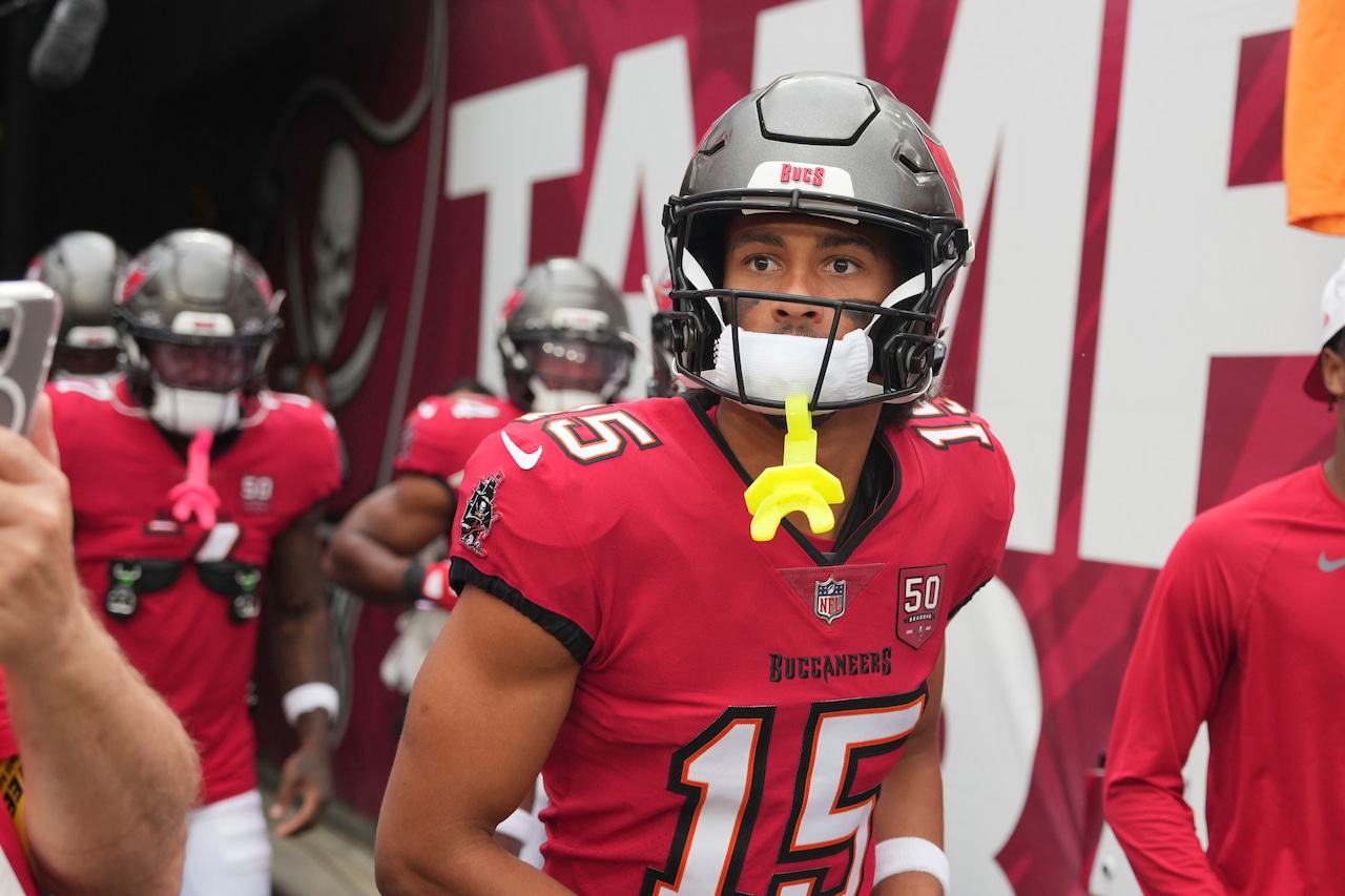 Buccaneers wide receiver suffers serious neck injury after hit in Steelers game