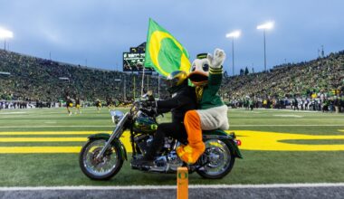 Watch: The Duck mascot loses its head before No. 7 Oregon Ducks' season opener against Montana State