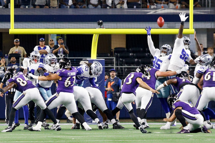 Baltimore Ravens place kicker Tyler Loop (33) scores a field goal during the second half of...