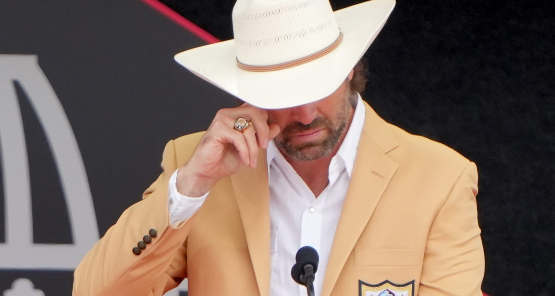 Vikings Legend Jared Allen Suffers Unfortunate Wardrobe Malfunction During Hall of Fame Induction