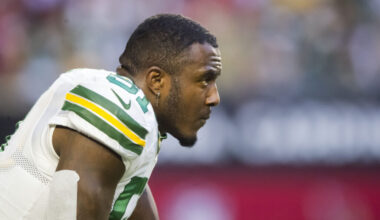 Panthers Sign LB Krys Barnes