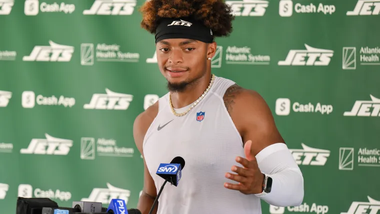 Jets' Justin Fields is completing 34% of his recent passes, and the rest of the stats are even more concerning image
