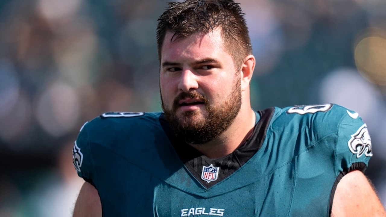 Landon Dickerson brings the beer to Browns-Eagles joint practice