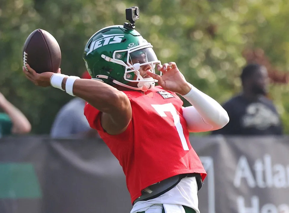 Starting quarterback Justin Fields throws a pass during Jets’ training camp practice on Aug. 7, 2025. Robert Sabo for NY Post