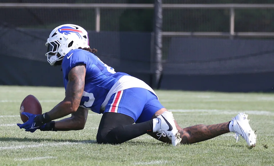 Bills linebacker Shaq Thompson makes a diving catch during position drills during day six of Buffalo Bills training camp at St. John Fisher University Tuesday, July 29, 2025 in Pittsford, NY.