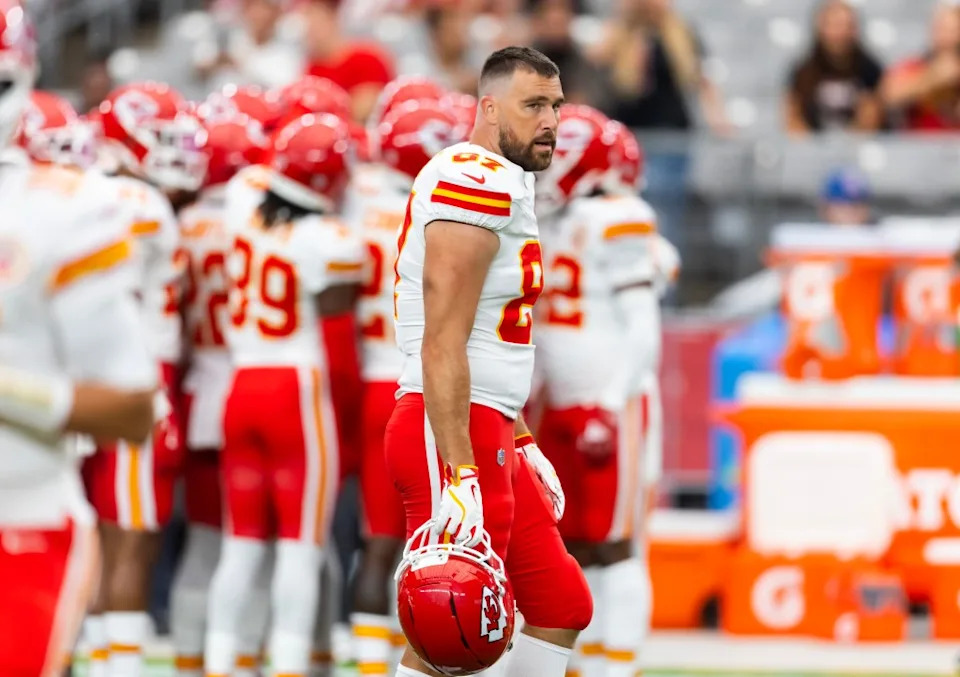 Travis Kelce (87) looks on during the Chiefs’ preseason road loss to the Cardinals. Mark J. Rebilas-Imagn Images