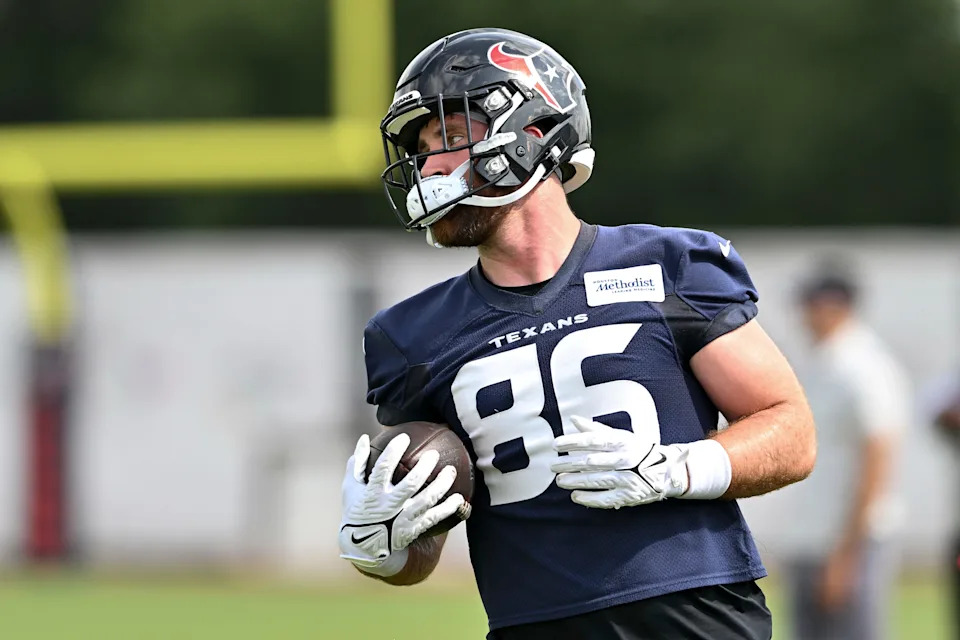 Jun 10, 2025; Houston, TX, USA; Houston Texans tight end Dalton Schultz (86) participates in a drill during an NFL football minicamp at NRG Stadium. Mandatory Credit: Maria Lysaker-Imagn Images