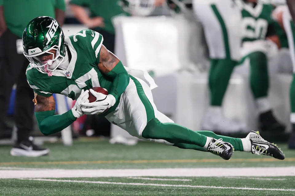 Aug 22, 2025; East Rutherford, New Jersey, USA; New York Jets safety Malachi Moore (27) interception a pass against the Philadelphia Eagles during the first half at MetLife Stadium. Mandatory Credit: Vincent Carchietta-Imagn Images