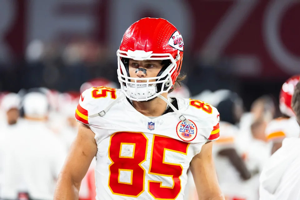 Aug 9, 2025; Glendale, Arizona, USA; Kansas City Chiefs tight end Robert Tonyan (85) against the Arizona Cardinals during a preseason NFL game at State Farm Stadium. Mandatory Credit: Mark J. Rebilas-Imagn Images