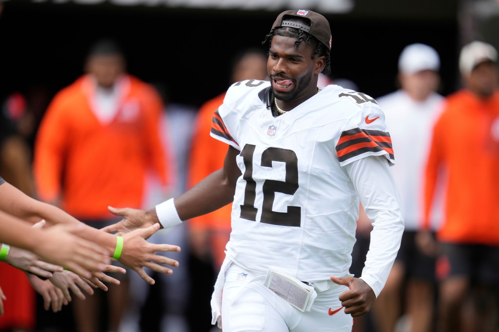 Shedeur Sanders runs onto the field for the Browns' game against the Rams on Aug. 23, 2025.