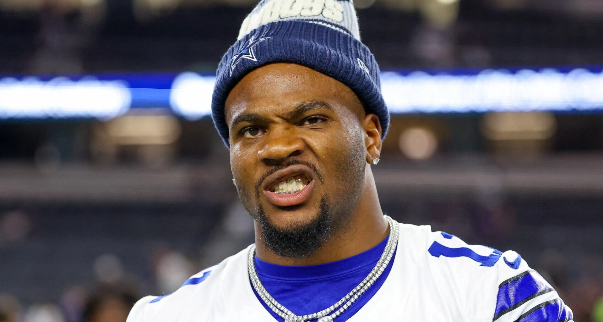 Micah Parsons caught up in embarrassing moment on live NFL game broadcast during Dallas Cowboys contract dispute